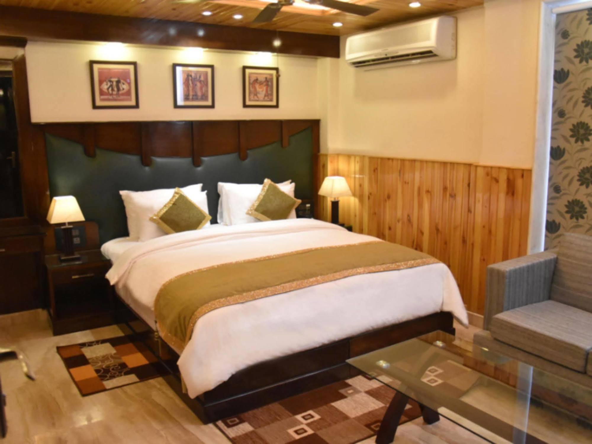 Inn Wood Castle Grand New Delhi