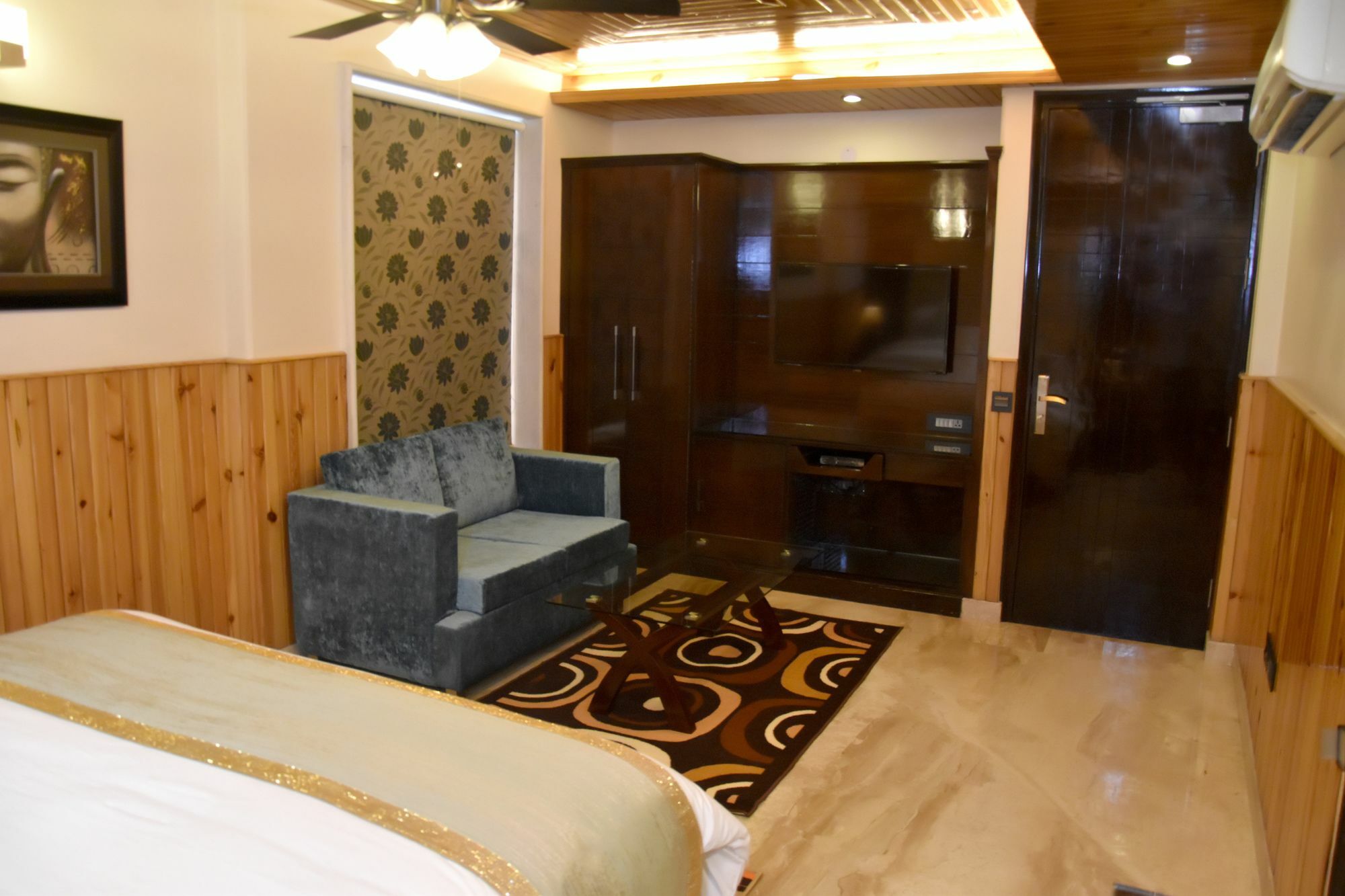 Inn Wood Castle Grand
