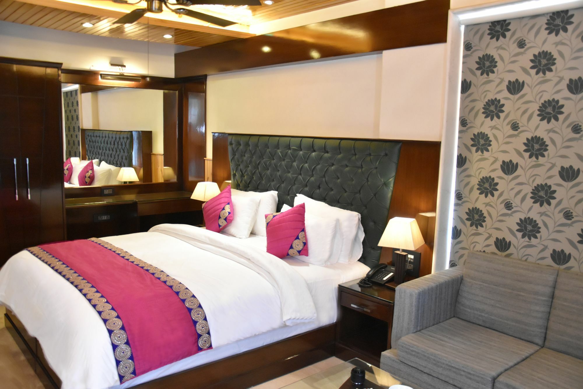 Inn Wood Castle Grand