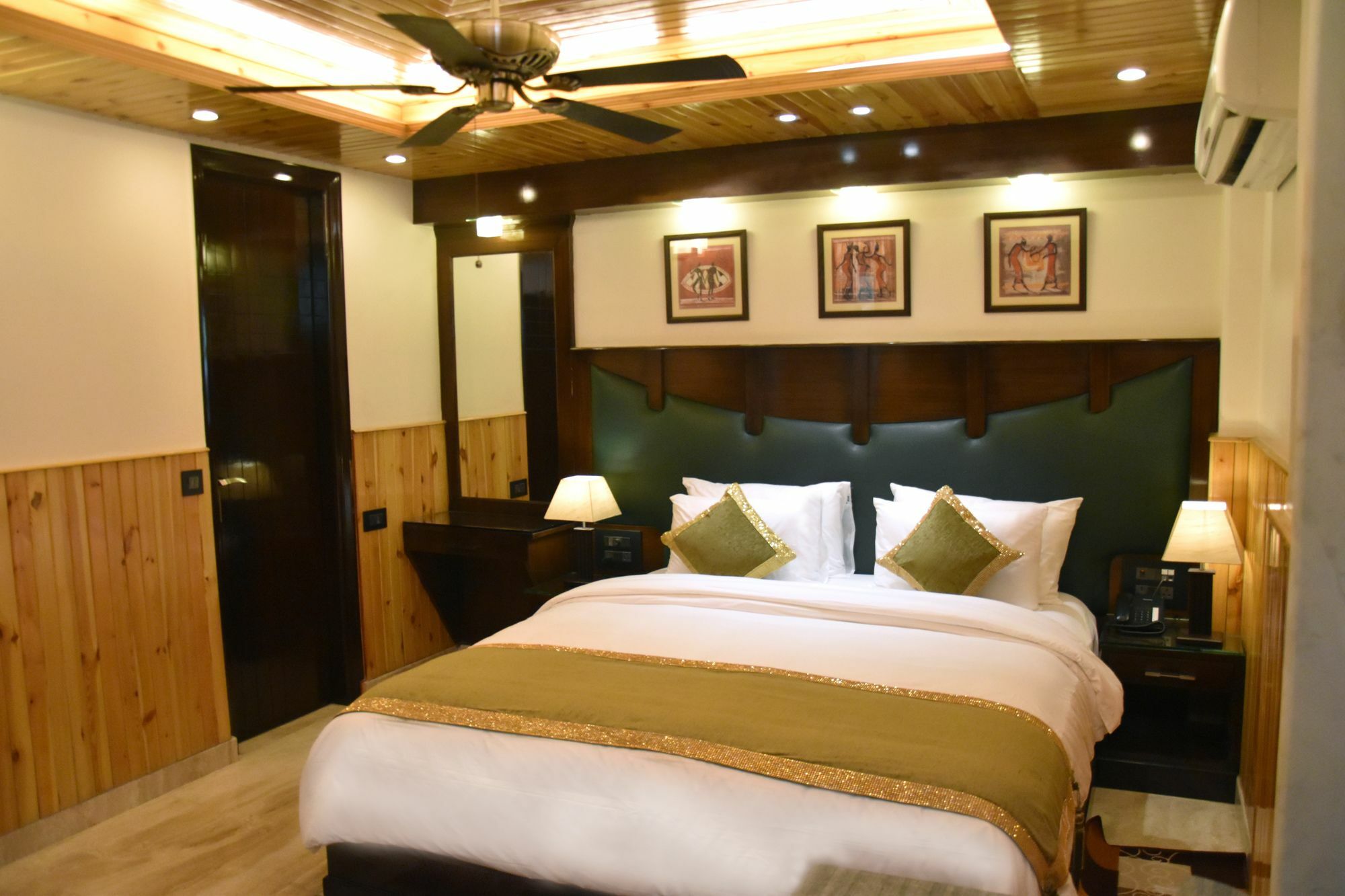 Wood Castle Grand 3* New Delhi