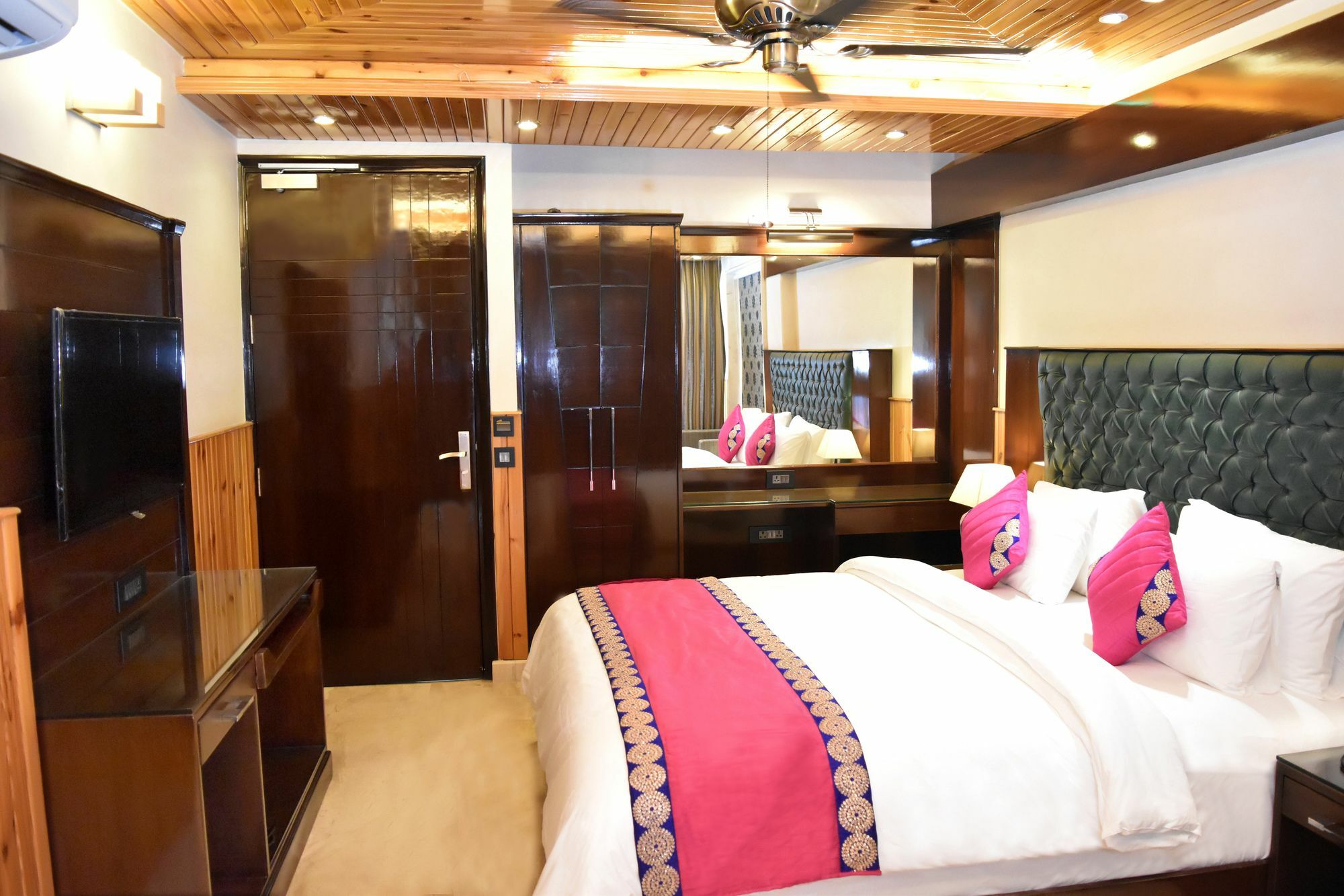 Inn Wood Castle Grand 3*